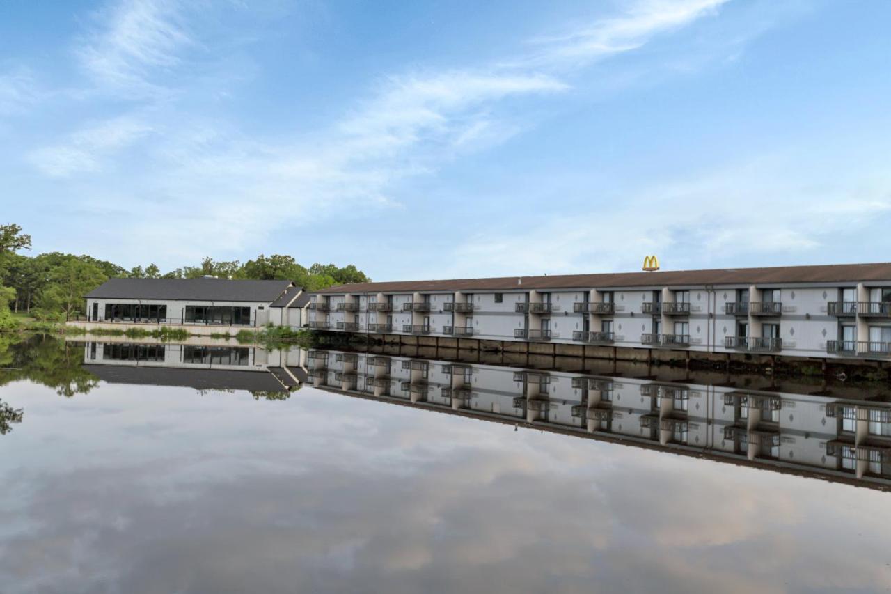 Waterbird Lakeside Inn Честертон Экстерьер фото