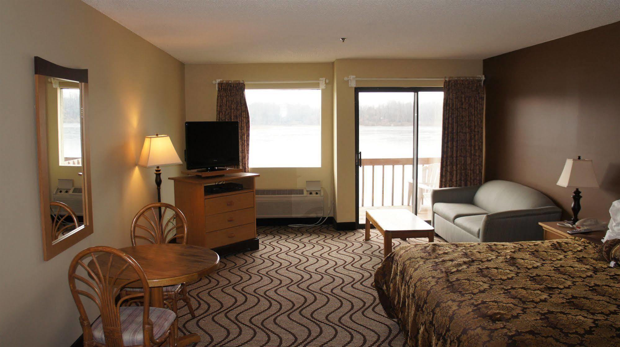 Waterbird Lakeside Inn Честертон Экстерьер фото