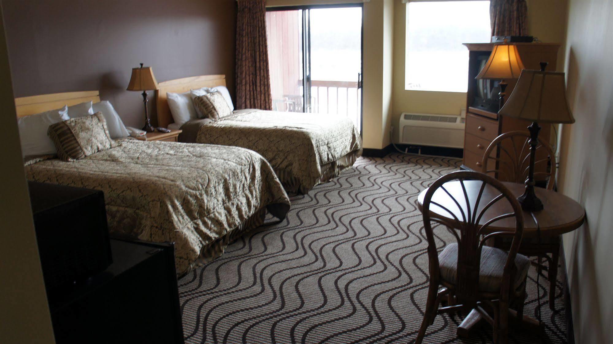 Waterbird Lakeside Inn Честертон Экстерьер фото