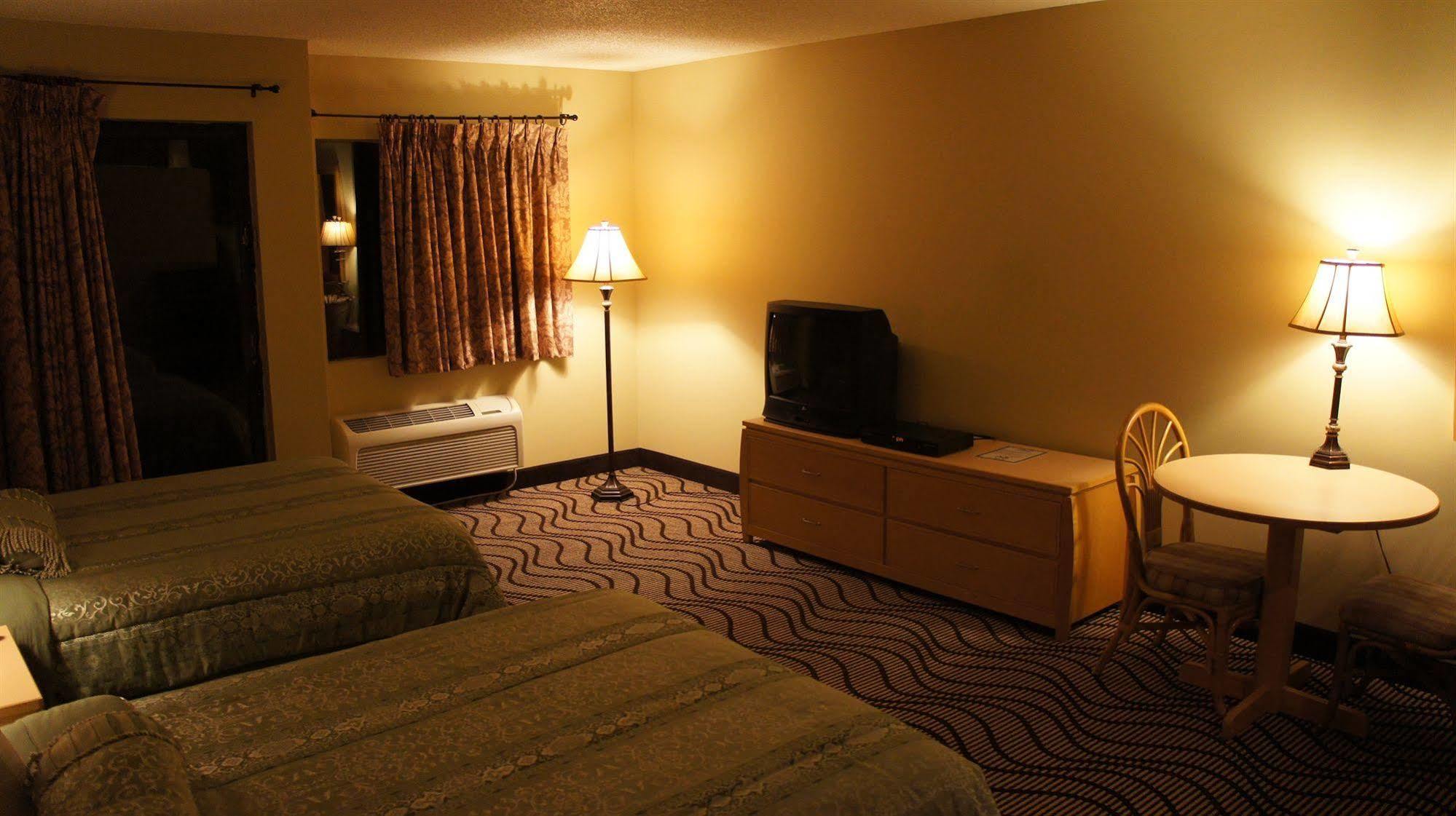 Waterbird Lakeside Inn Честертон Экстерьер фото