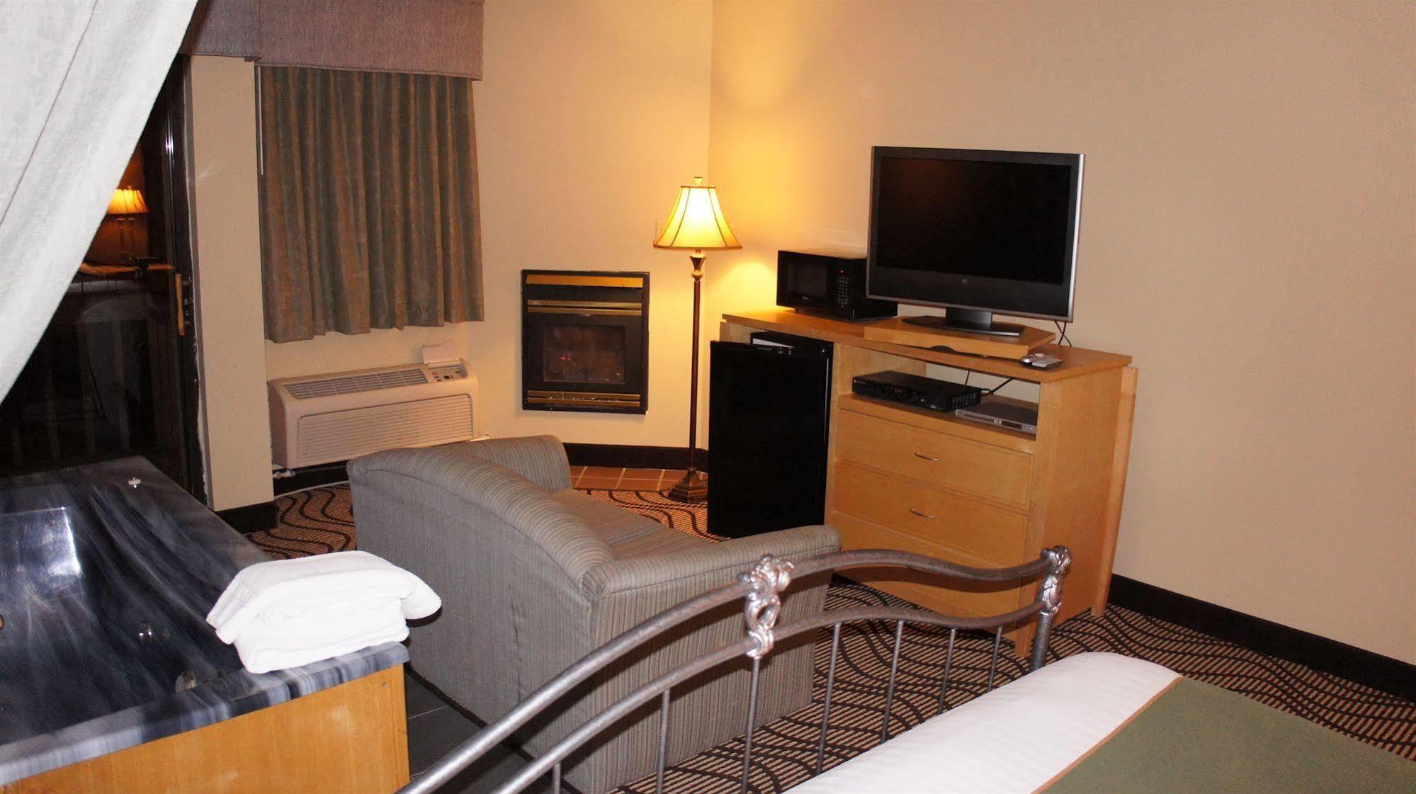 Waterbird Lakeside Inn Честертон Экстерьер фото