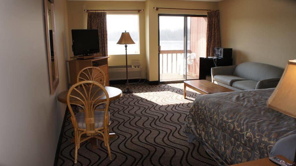 Waterbird Lakeside Inn Честертон Экстерьер фото