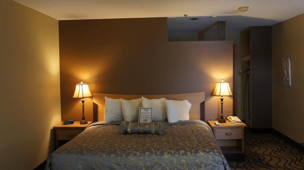 Waterbird Lakeside Inn Честертон Экстерьер фото